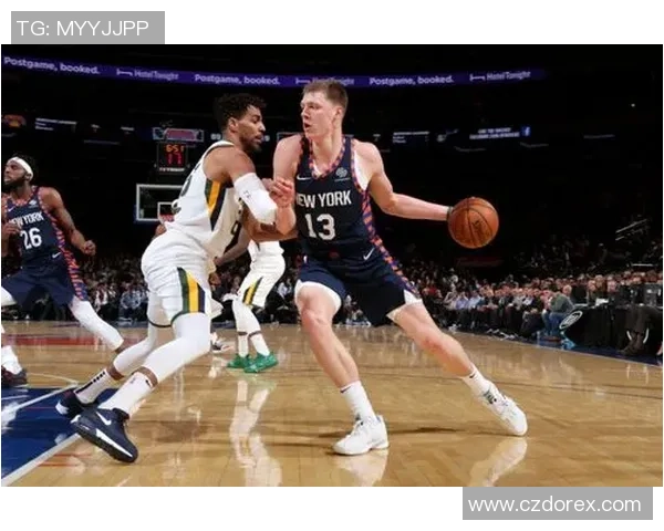 尼克斯与爵士激战正酣球迷期待精彩对决与绝妙表现